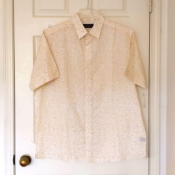 NWT. Men's Linen and Cotton Short Sleeve Button-Down Shirt w/floral patterns. - Picture 4 of 5